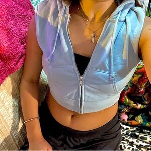 H&M cropped zip-up vest sweatshirt 🩵